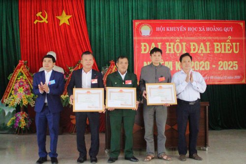 4. Khen thưởng cho các tập thể....jpg