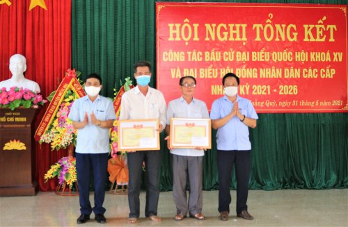 Ảnh 3. Khen thưởng cho 2 tập thể và 4 cá nhân, đã có thành tích xuất sắc trong tổ chức cuộc bầu cử đại biểu Quốc hội và HĐND các cấp nhiệm kỳ 2021 - 2026..JPG