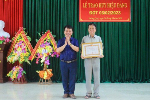 2. Đồng chí Lê Anh Tuấn  TVHU, Trưởng Ban Tuyên giáo, Giám đốc Trung tâm Chính trị huyện đã trao đại diện huy hiệu 55 năm tuổi Đảng..jpg