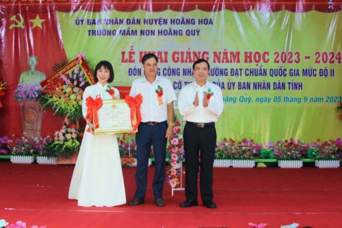 6. Đồng chí Lại Thế Nguyên  Phó Bí thư Thường trực Tỉnh ủy, Trưởng Đoàn đại biểu quốc hội tỉnh  trao bằng công nhận trường đạt chuẩn Quốc gia mức độ 2....jpg