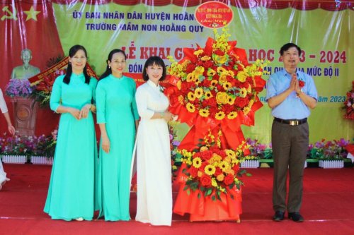 9. Đồng chí Lê Xuân Thu  TUV, Bí thư Huyện ủy, Chủ tịch HĐND huyện đã tặng hoa chúc mừng..jpg